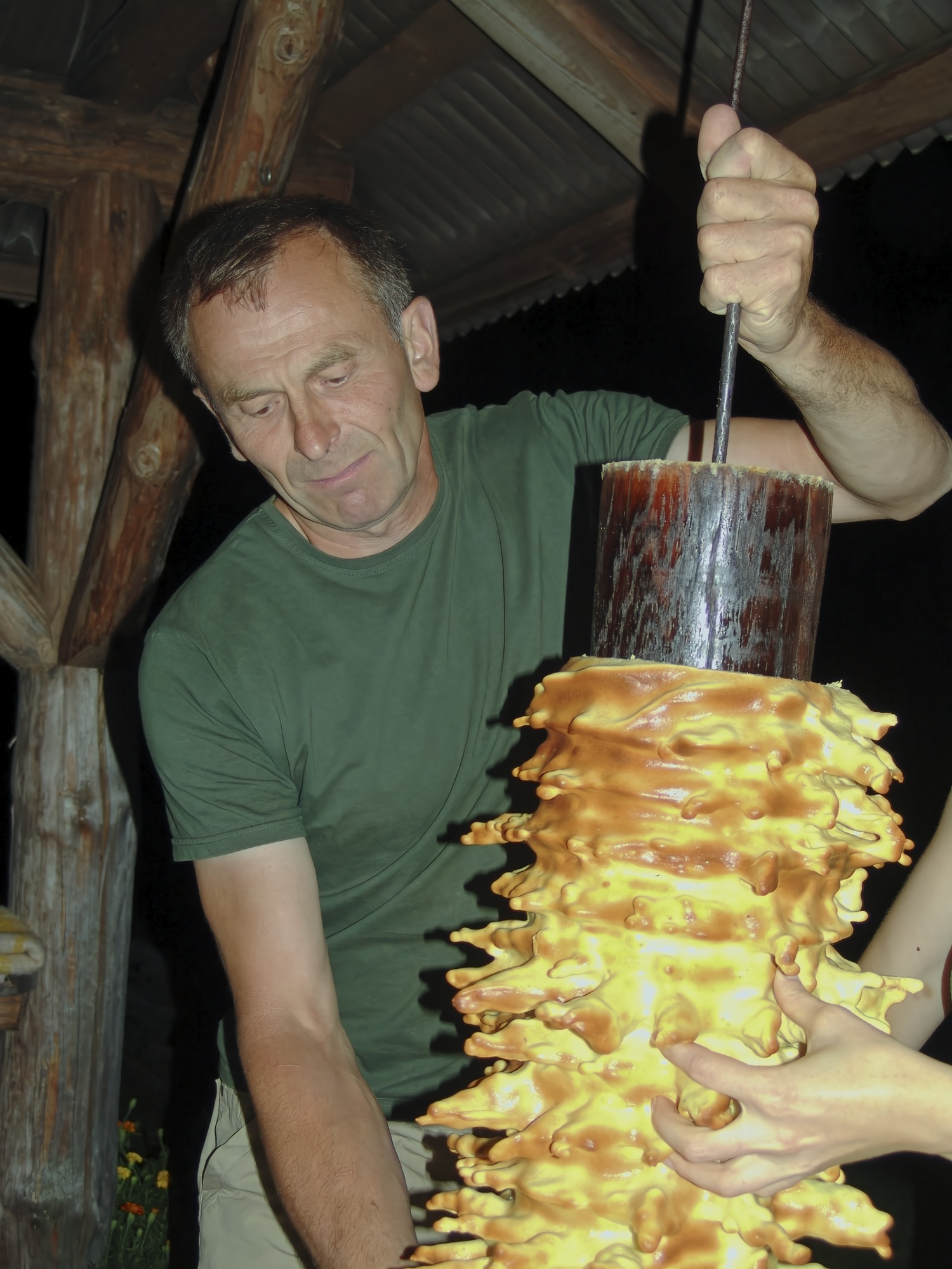 29. Zdejmowanie sękacza z drewnianego wałka, Hamulka.jpg